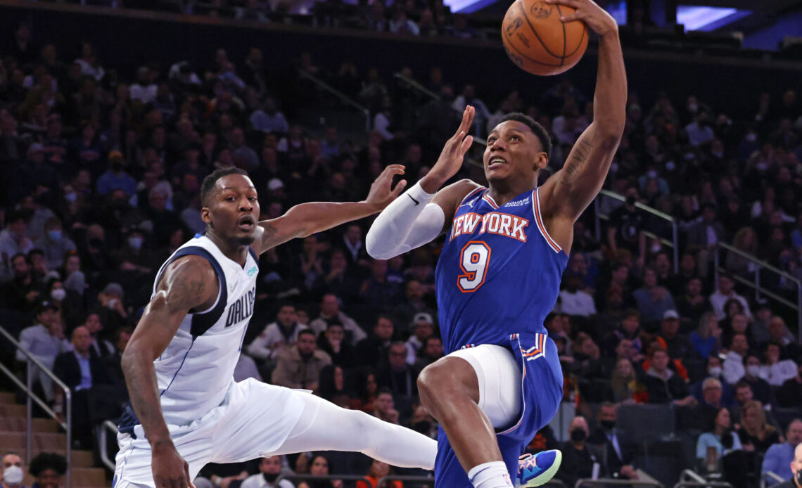 Knicks use balanced attack to rip Mavericks, reach .500