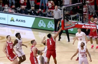 Wisconsin's Johnny Davis finishes the fastbreak in style, with a spin move and dunk