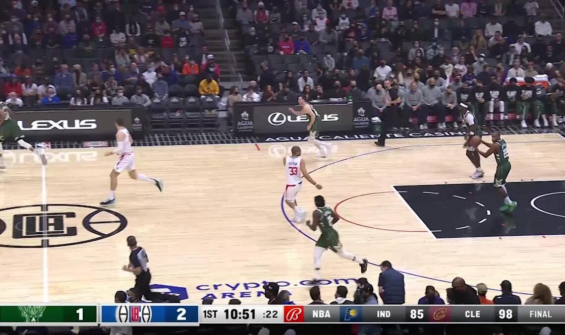 Giannis Antetokounmpo with a dunk vs the LA Clippers