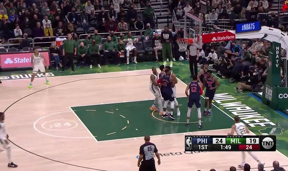 Giannis Antetokounmpo with a dunk vs the Philadelphia 76ers