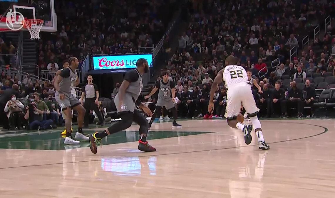 Giannis Antetokounmpo with an alley oop vs the Brooklyn Nets