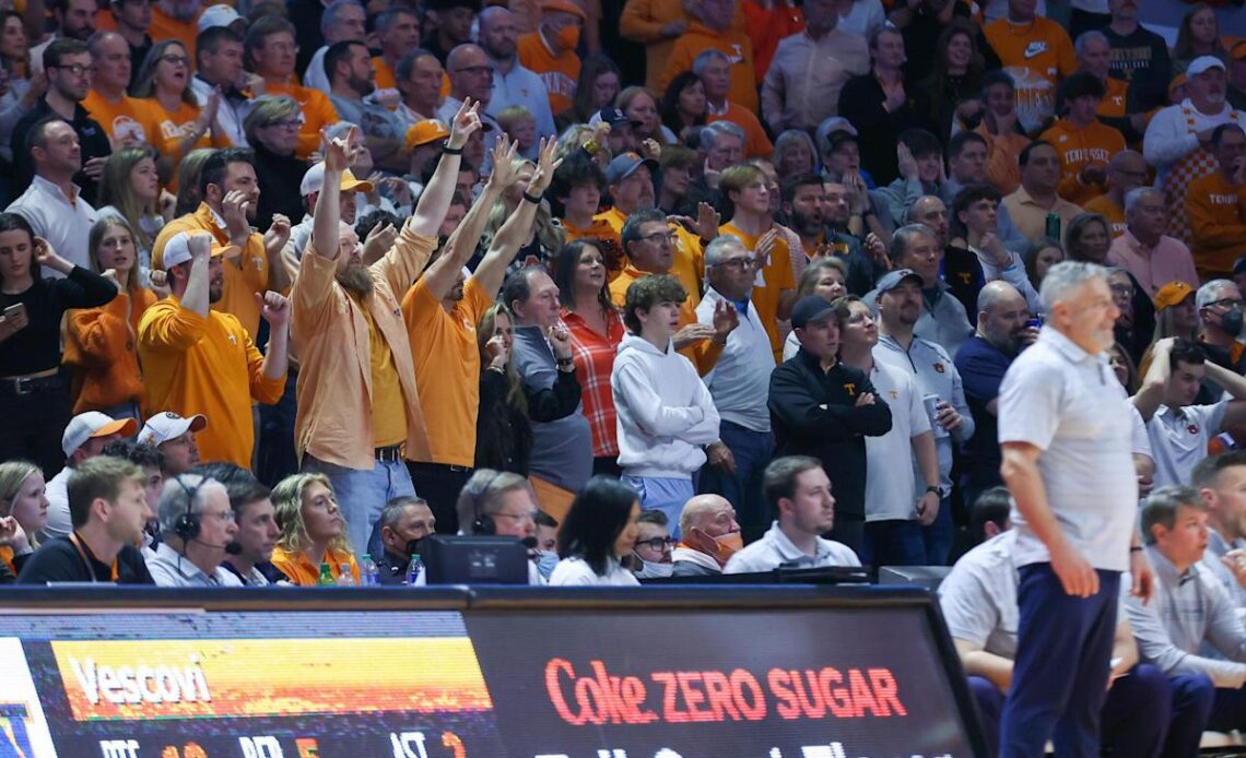 Vols defeat Auburn to remain undefeated at home