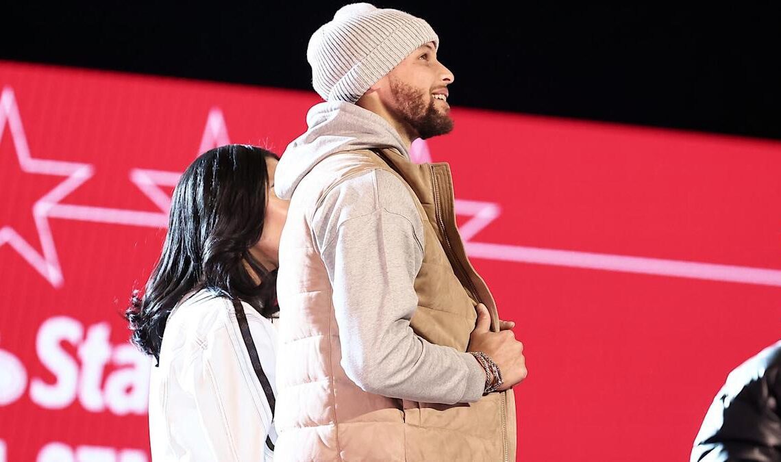 Watch Steph Curry's nonchalant reaction to getting booed with Ayesha