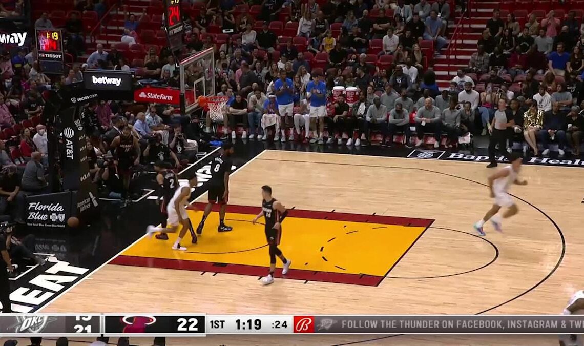 Aaron Wiggins with a dunk vs the Miami Heat