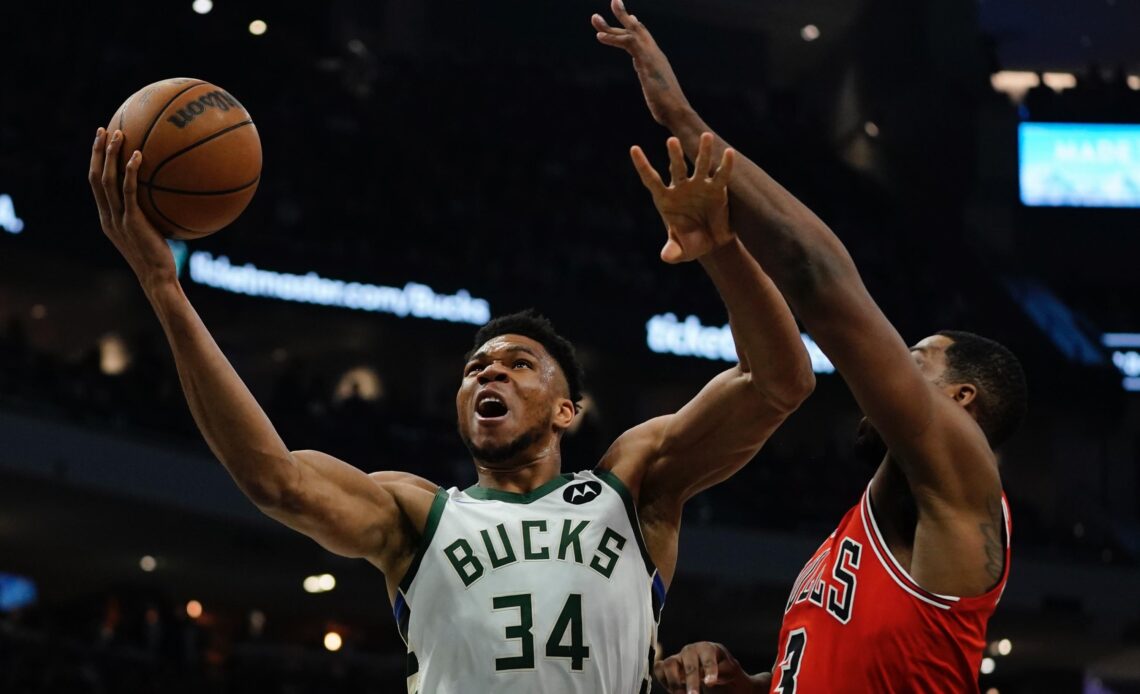 Giannis back, Bucks romp past Bulls again