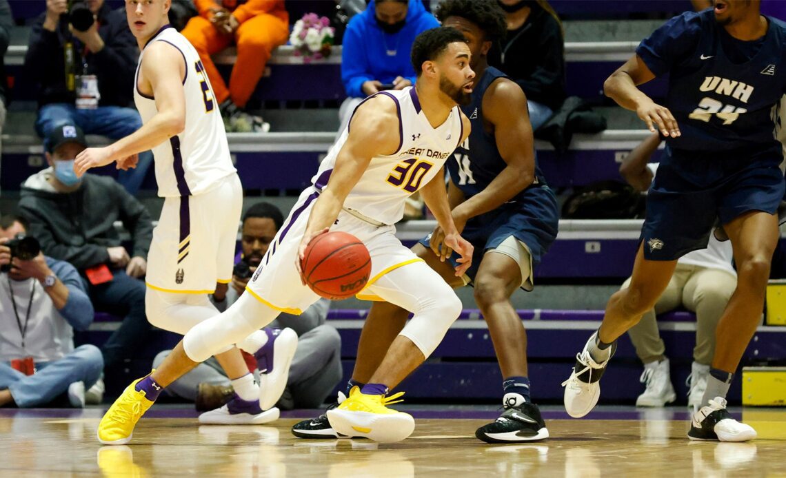 Men’s Hoops Rides Three-Game Win Streak into Stony Brook