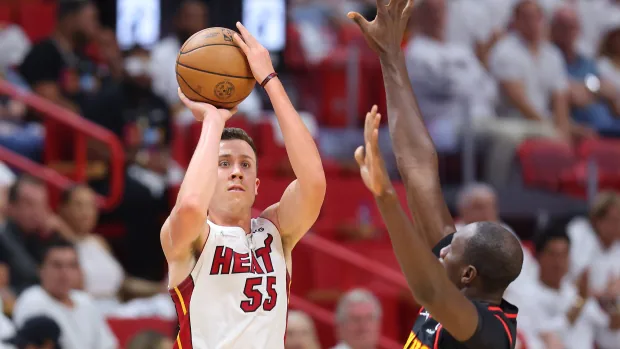 Robinson sets franchise 3-point playoff record as Heat stifle Hawks in blowout win