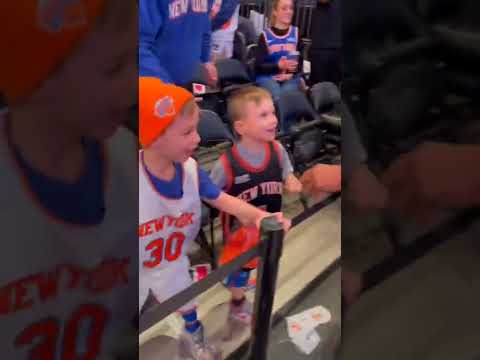 “Take those jerseys off!” - KD letting these young Knicks fans know 😅