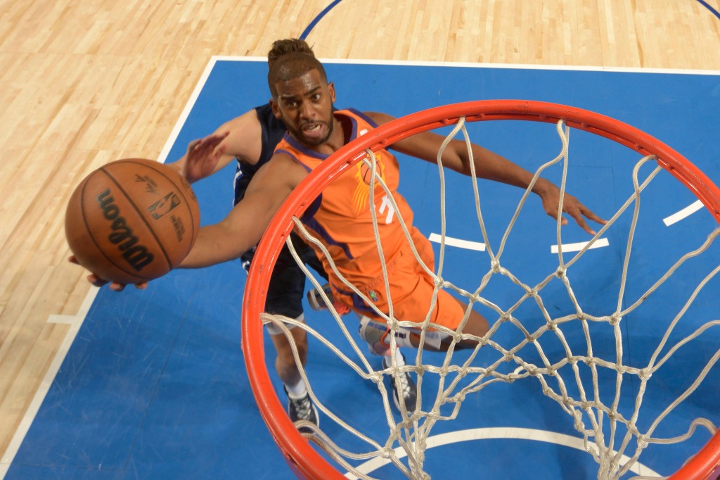 Chris Paul drives to the basket in the Suns' Game 4 loss to the Mavericks.
