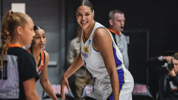 Cambage's double-double leads Sparks past Fever