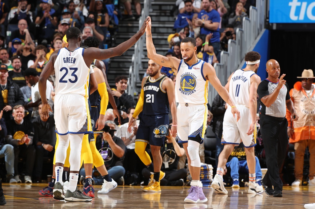 Draymond Green (left) and Stephen Curry (right) celebrate during the Warriors' Game 4 win over the Grizzlies.