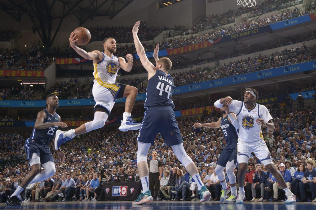 Steph Curry dives to basket.