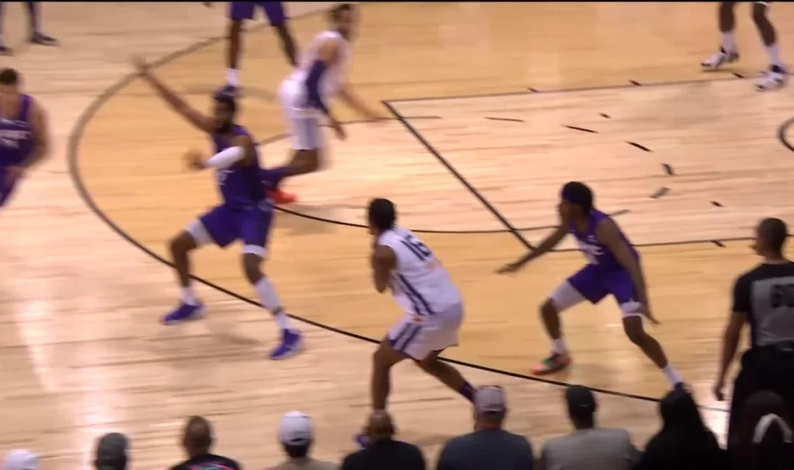 Ish Wainright with a 2-pointer vs the Sacramento Kings