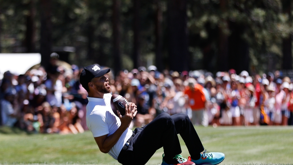 Steph Curry shows off hands with Aaron Rodgers at golf course