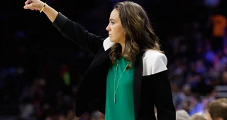Becky Hammon Named 2022 WNBA Coach Of The Year