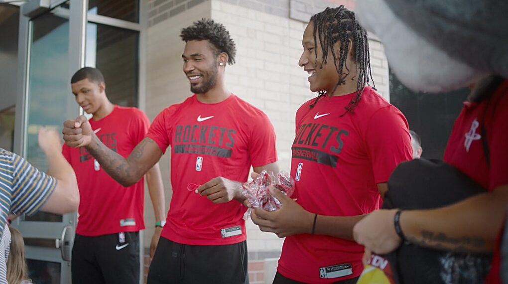 Rockets rookies welcome Houston elementary students back to school