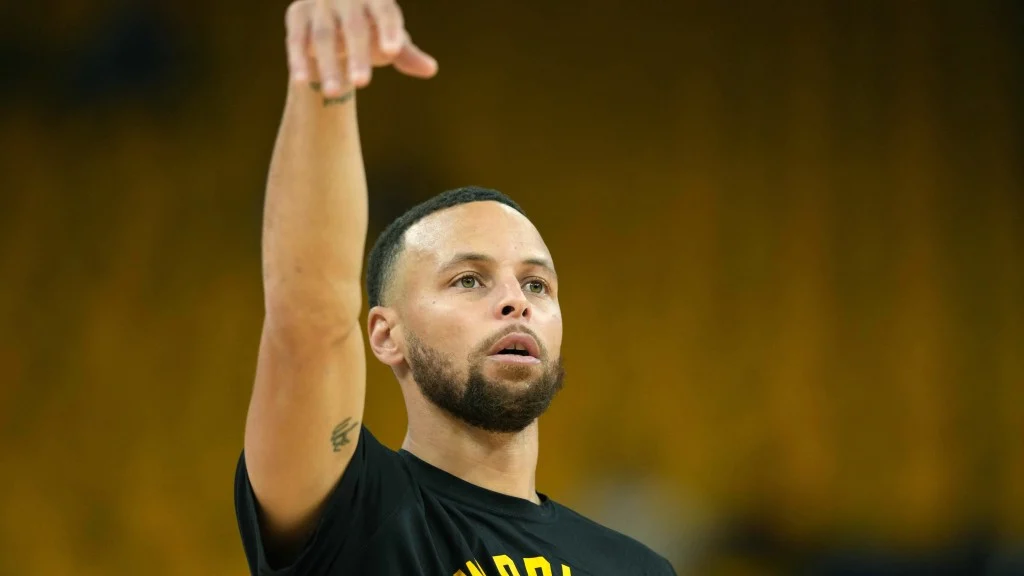 Steph Curry hits the court with campers at Curry Camp 2022