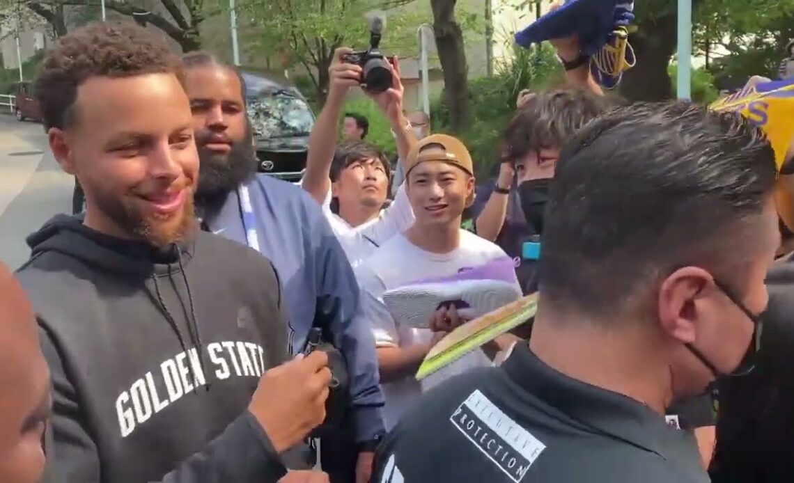 Steph Curry signing autographs in the streets of Japan ✍🇯🇵