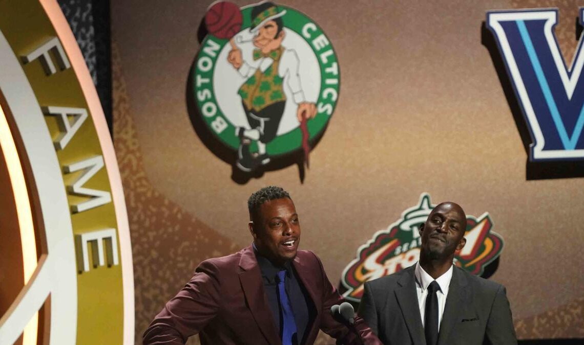 Which NBA team has the most Basketball Hall of Fame members?