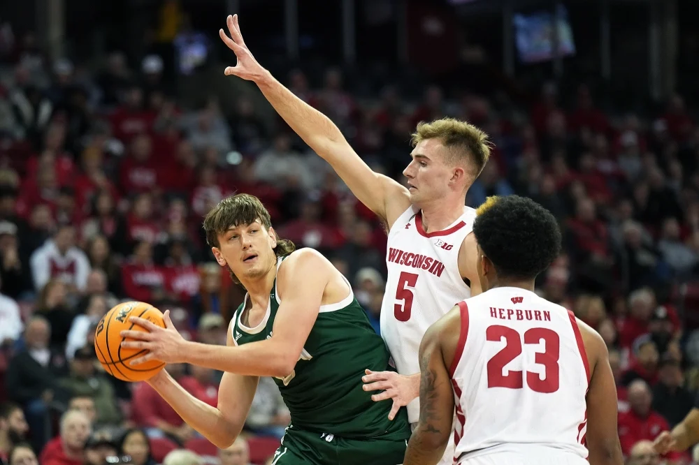 Wisconsin struggles past Green Bay 56-45