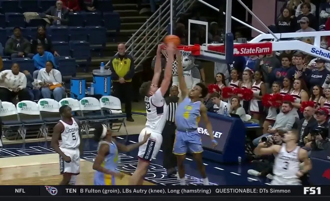 Donovan Clingan caps off a dominate first half for the Huskies with a putback dunk