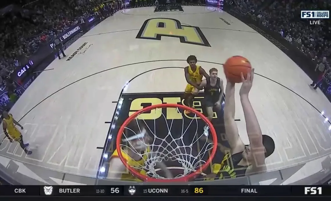 Braden Smith connects with Zach Edey for a NASTY two-hand slam for Purdue