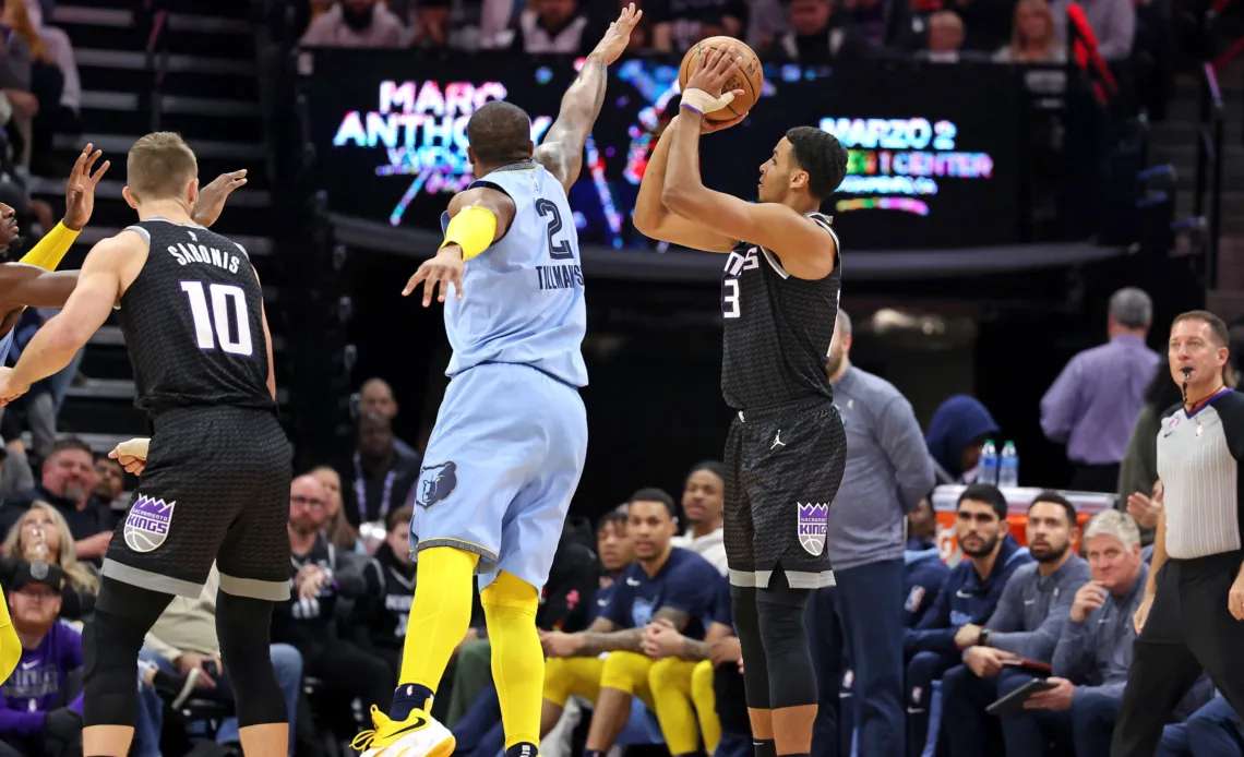 Kings remind NBA of their offensive firepower with 12 first-quarter 3-pointers during rout of Grizzlies