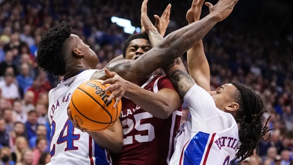 Sooners struggle to close lose to Kansas 79-75