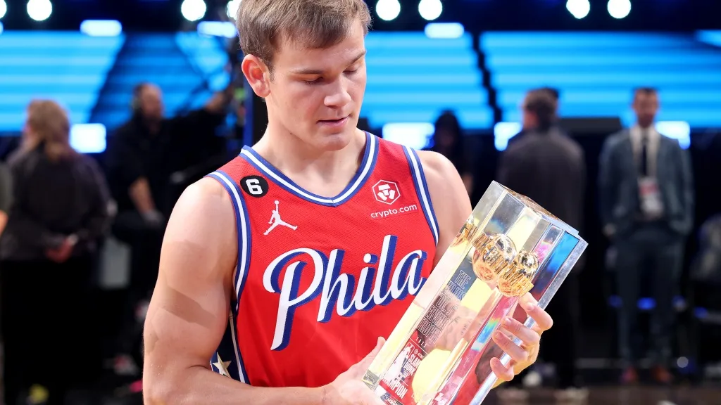 LeBron James gives respect to Sixers’ Mac McClung for dunk contest