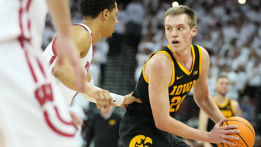 Twitter reacts as Wisconsin sweeps the Hawkeyes