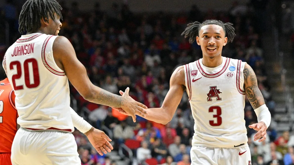Arkansas holds off Illinois in first round of NCAA Tournament