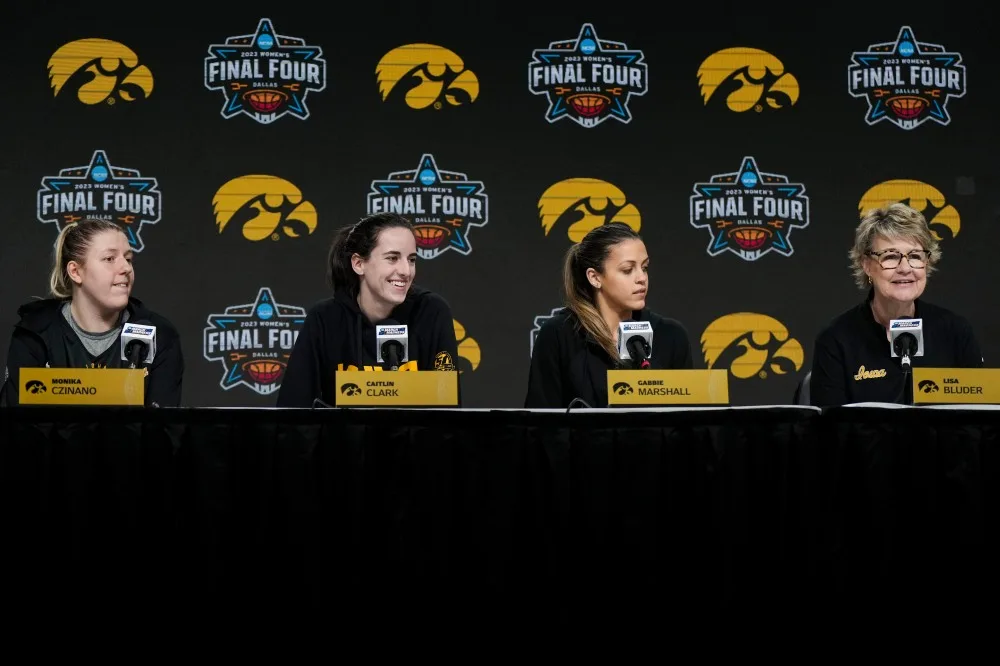 Best photos of the Hawkeyes’ Final Four practices