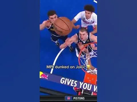 Dunked on his own teammate 😂