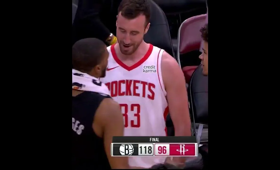 Former Suns players Mikal Bridges and Frank Kaminsky embrace after the game 🤝