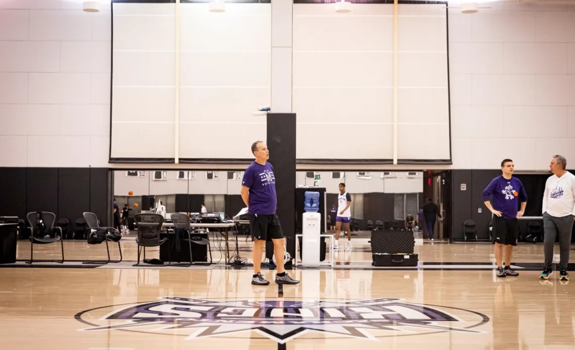 March 15, 2023, Sacramento, CA: The Northwestern Men’s Basketball team practices before Round One of the 2023 NCAA Tournament at 1 Sports Parkway in Sacramento, CA Wednesday, March 15, 2023. (Photo by Griffin Quinn/Northwestern Athletics)