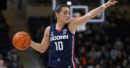Women's Basketball
-DAILY- - Pointed response for UConn's Mühl