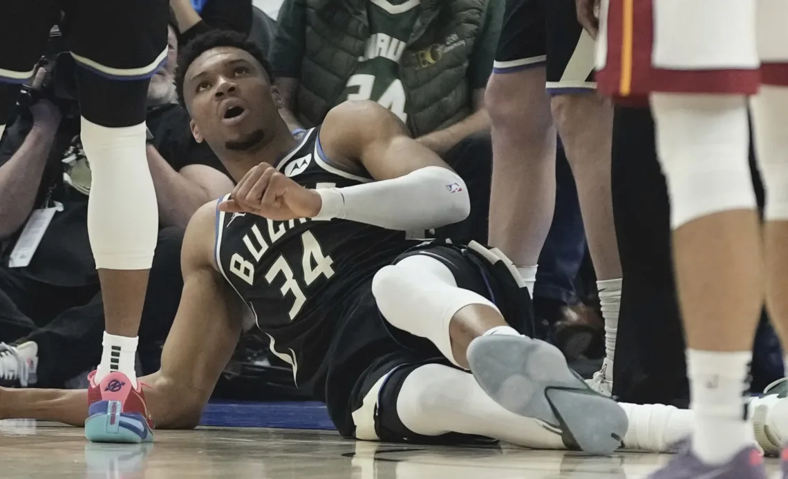 Bucks' Antetokounmpo exits game with lower back bruise