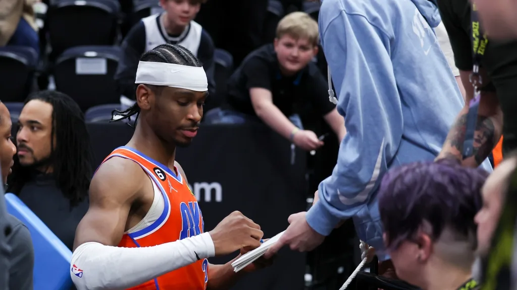 Fans welcome back OKC Thunder at airport following win vs. Jazz