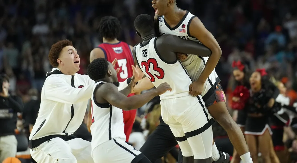 San Diego State is heading to National Title off buzzer-beater... are you serious!?