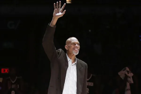 Stephen Curry, Chris Paul among Kareem Abdul-Jabbar award finalists