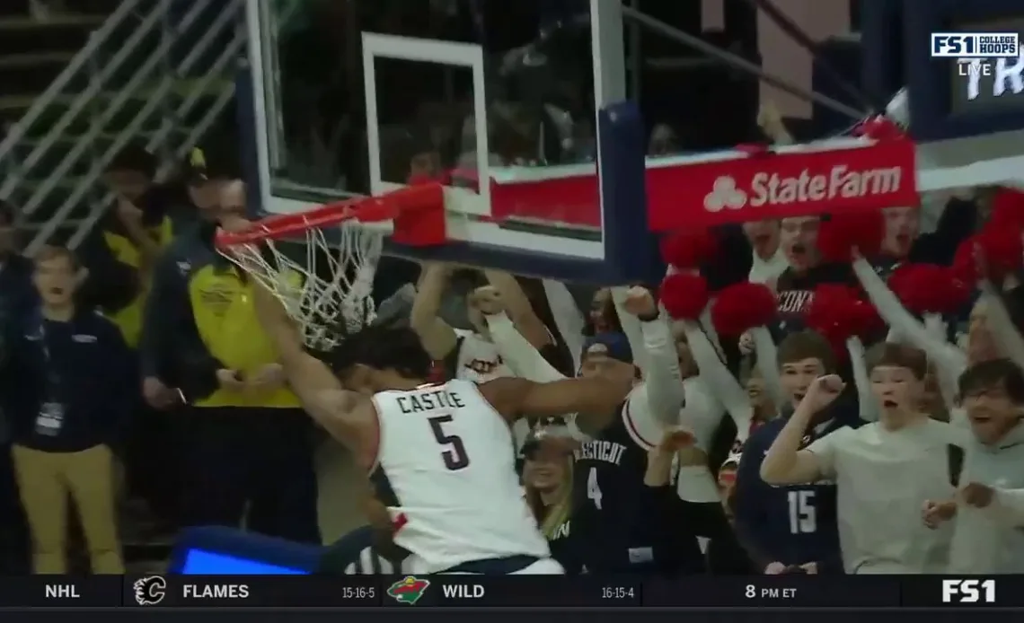 UConn's Stephon Castle throws down a spectacular alley-oop on the lob from Hassan Diarra