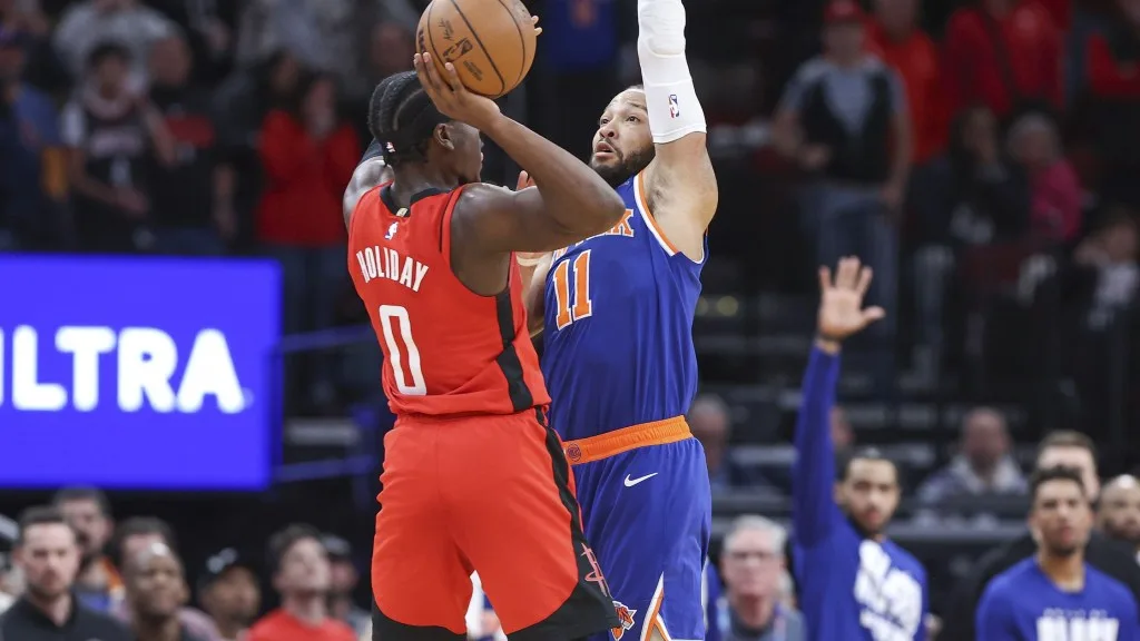 Rockets beat Knicks before buzzer, Aaron Holiday erupts late