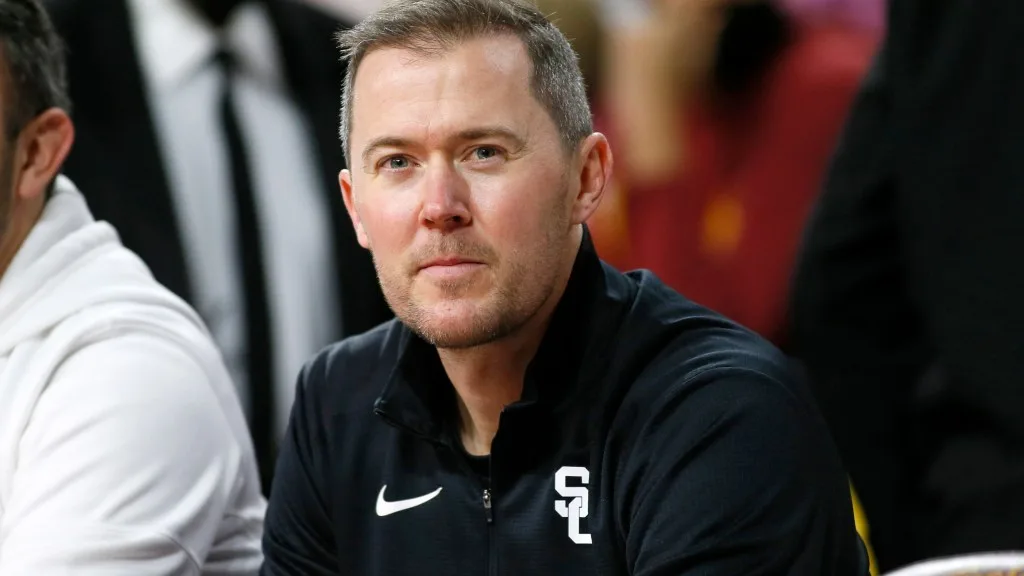 Lincoln Riley, other high-profile Trojans boost USC women’s basketball