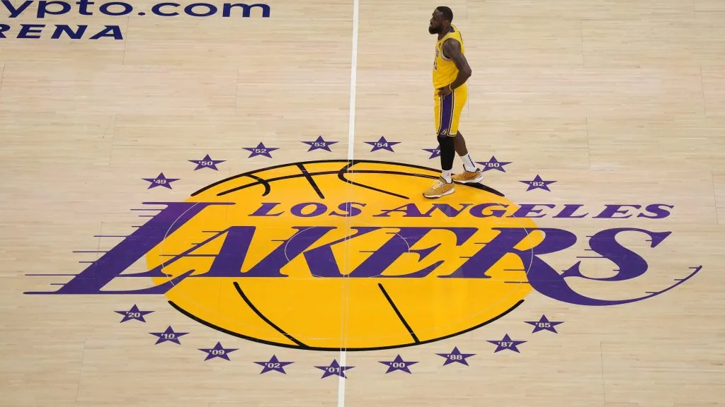 NBA Twitter makes fun of Lakers’ team photo