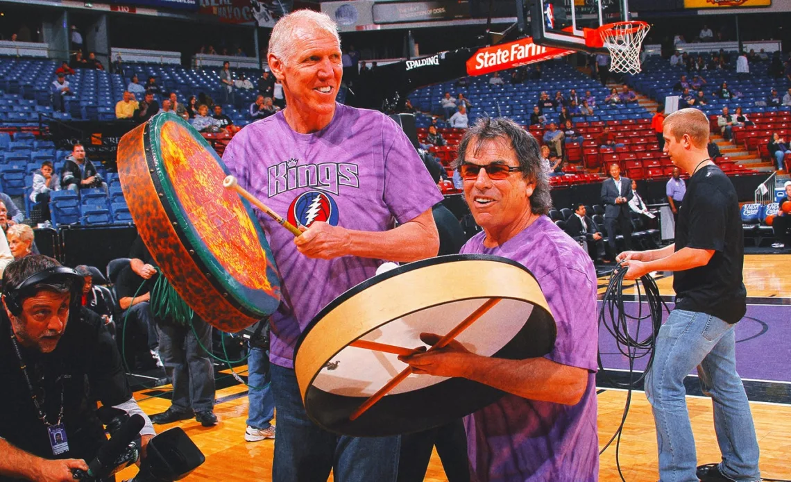 Bill Walton receives tribute from Dead & Company in first concert after his death